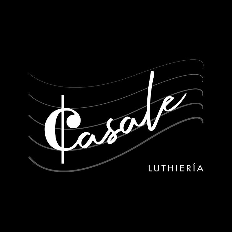 Logotipo Casale Luthiería con tipografía script personalizada sobre pentagrama, identidad visual para luthería artesanal Curicó 2016