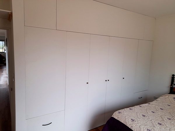 Closet muro a muro cerrado melamina blanca 15mm estructura fierro 20x30mm esmalte blanco altura piso a cielo dormitorio Santiago 2021