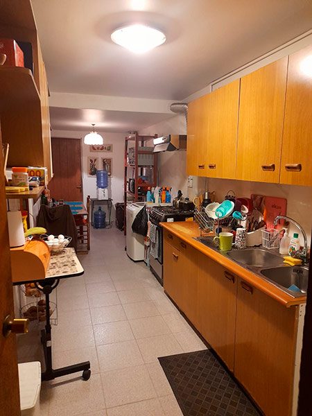Cocina antes de renovación integral estado original muebles madera distribución limitada, remodelación de cocina Santiago 2022