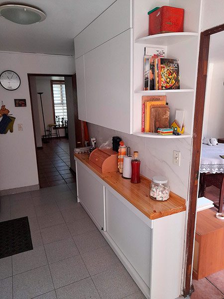 Cocina renovada integral melamina blanca 15mm cubierta pino radiata barnizado alacenas cajones y estantería a medida Santiago 2022