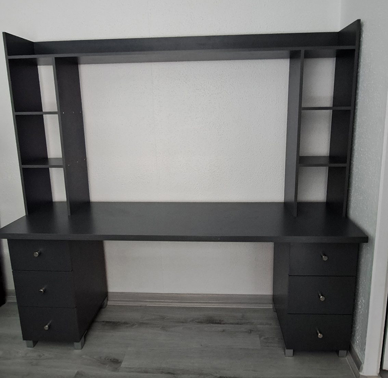 Escritorio universitario gamer con hutch melamina negra 15mm estantes laterales y cajones tiradores metálicos mueble a medida Santiago 2026